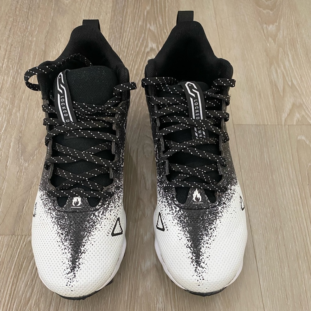 Mens Under Armour football cleats, size 6.5. Worn twice, do not fit.